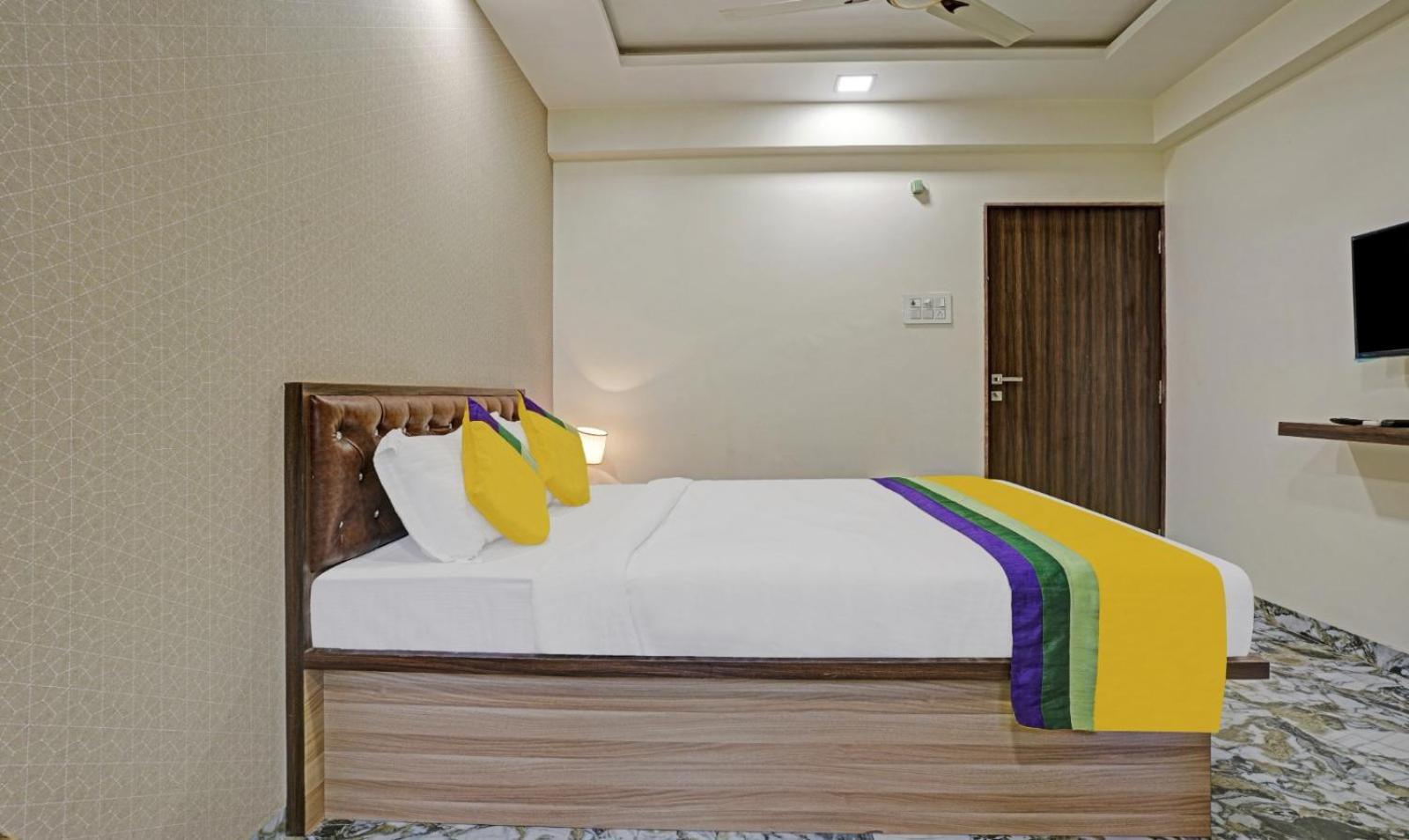 Glitz Hotels Golden Birds - Mahape, Navi Mumbai Esterno foto